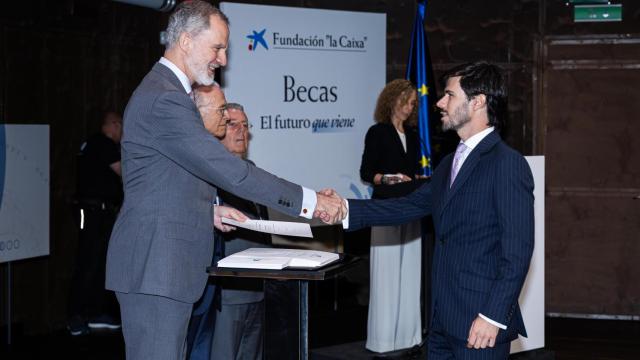 El Rey Felipe VI saluda al estudiante Marcos Tomás Díaz Tarragó