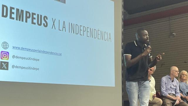 Acto de Dempeus per la Independència en las Cocheras de Sants de Barcelona