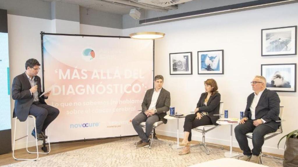 De izquierda a derecha, los doctores Juan Manuel Sepúlveda (moderador), Juan Solivera, María Ángeles Vaz y Raúl Luque durante la mesa médico-investigadora