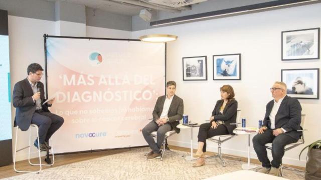 De izquierda a derecha, los doctores Juan Manuel Sepúlveda (moderador), Juan Solivera, María Ángeles Vaz y Raúl Luque durante la mesa médico-investigadora