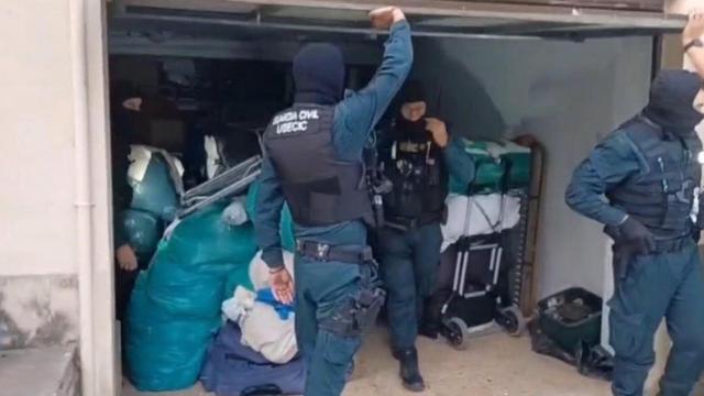 Agentes de la Guardia Civil en la entrada y registro a uno de los almacenes donde se guardaba material presuntamente falsificado para su venta