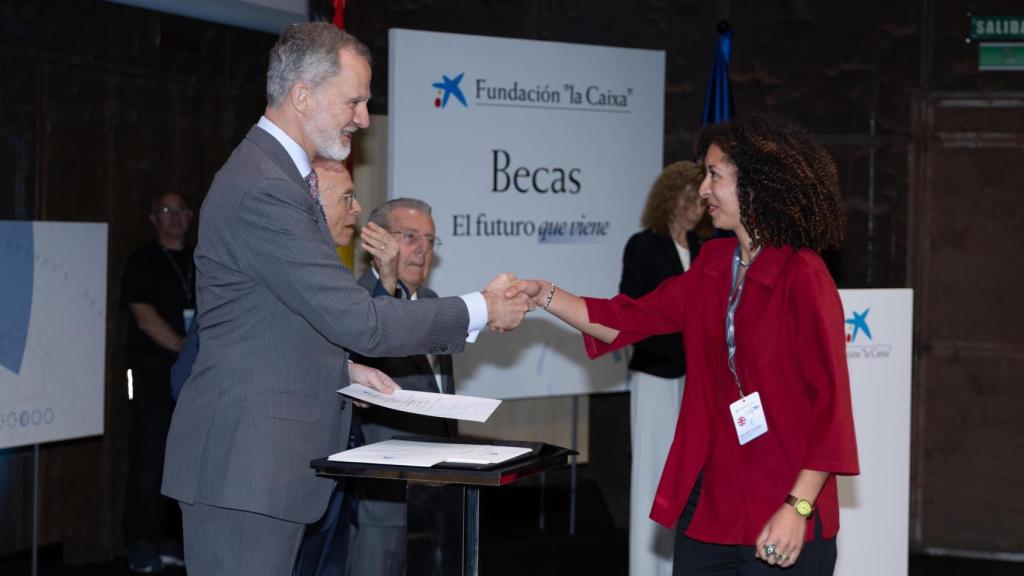La estudiante Irina Cucurull recibe la condecoración de la beca de la mano del Rey Felipe VI