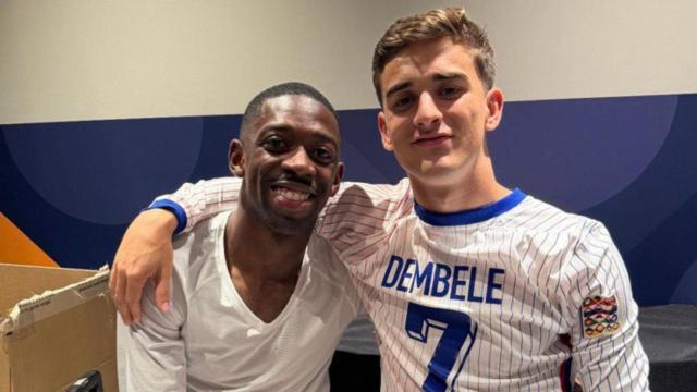 Dembelé y Gavi abrazados tras el España-Francia de la Nations League