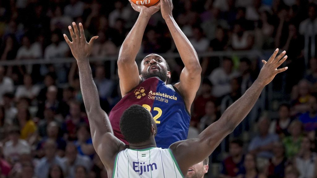Jabari Parker llença a cistella amb el Barça de bàsquet-Unicaja