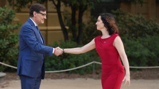 El presidente de la Generalitat, Salvador Illa, y la presidenta madrileña, Isabel Díaz Ayuso en su saludo en la Conferencia de Presidentes de este viernes