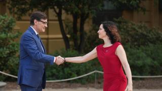 El presidente de la Generalitat, Salvador Illa, y la presidenta madrileña, Isabel Díaz Ayuso en su saludo en la Conferencia de Presidentes de este viernes