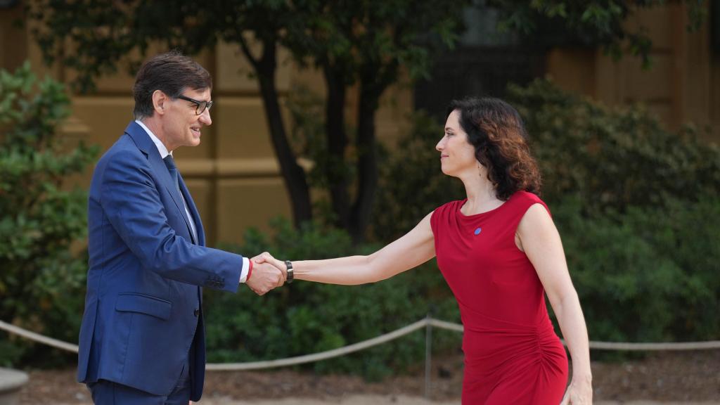 El presidente de la Generalitat, Salvador Illa, y la presidenta madrileña, Isabel Díaz Ayuso en su saludo en la Conferencia de Presidentes de este viernes