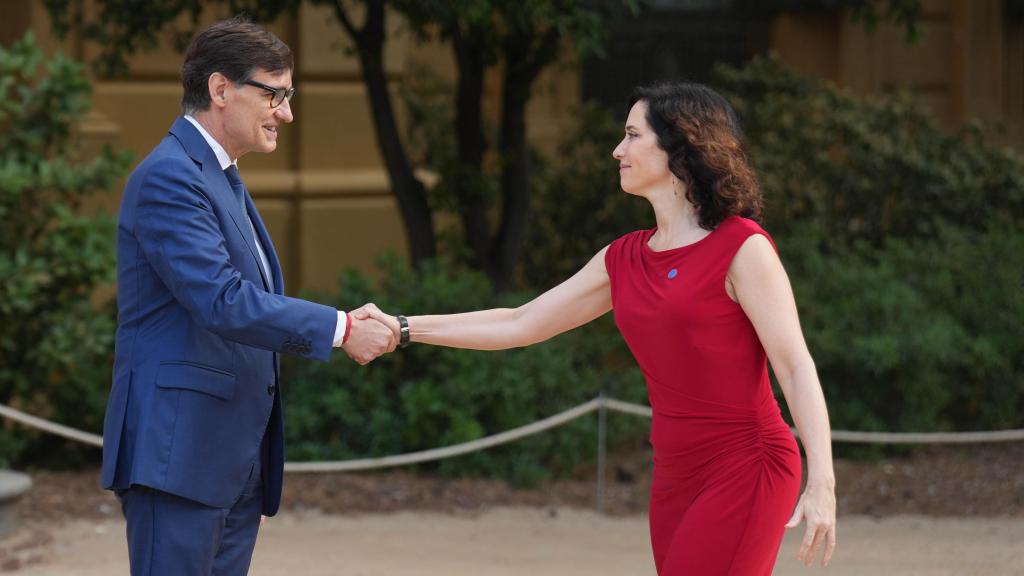 El presidente de la Generalitat, Salvador Illa, y la presidenta madrileña, Isabel Díaz Ayuso en su saludo en la Conferencia de Presidentes de este viernes