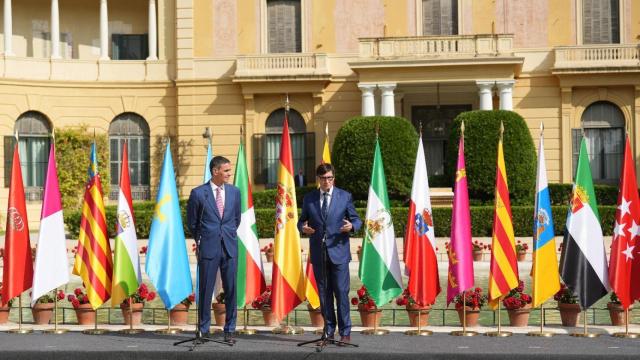 El presidente del Gobierno, Pedro Sánchez, y el presidente de la Generalitat, Salvador Illa, en el discurso institucional de la Conferencia de Presidentes