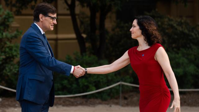 Salvador Illa e Isabel Díaz Ayuso protagonizan un saludo distante