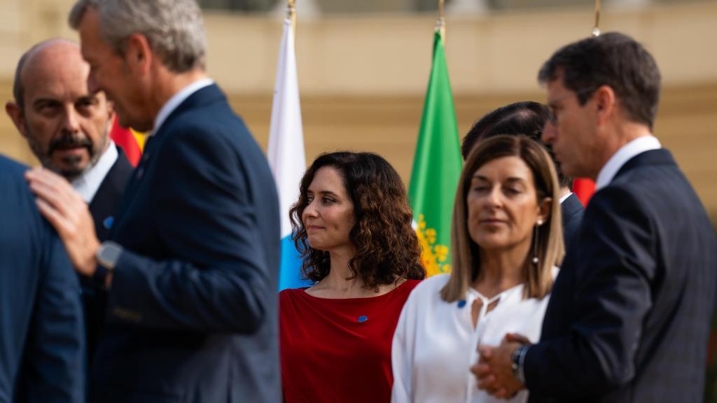 La presidenta de la Comunitat de Madrid, Isabel Díaz Ayuso, entre els corrillos dels seus homòlegs a la Conferència de Presidents celebrada al Palau de Pedralbes de Barcelona l'any passat