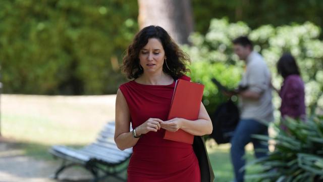 La presidenta de la Comunidad de Madrid, Isabel Díaz Ayuso, dirigiéndose a su rueda de prensa posterior a la XXVIII Conferencia de Presidentes en Barcelona