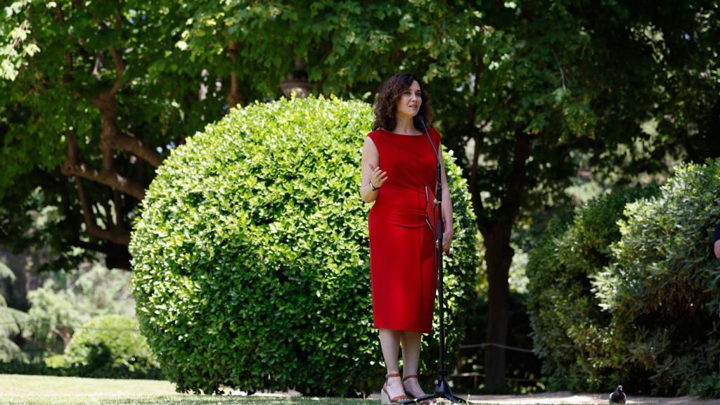 La presidenta de la Comunidad de Madrid, Isabel Díaz Ayuso, durante una rueda de prensa en el marco de su asistencia a la XXVIII Conferencia de Presidentes, celebrada en el Palau de Pedralbes de Barcelona