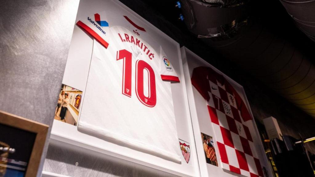 Camisetas de Ivan Rakitic colgadas en la pared del restaurante Gaudim