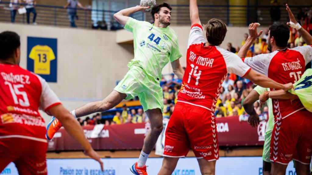 Juan Palomino lanza a portería en el Bada Huesca-Barça de balonmano