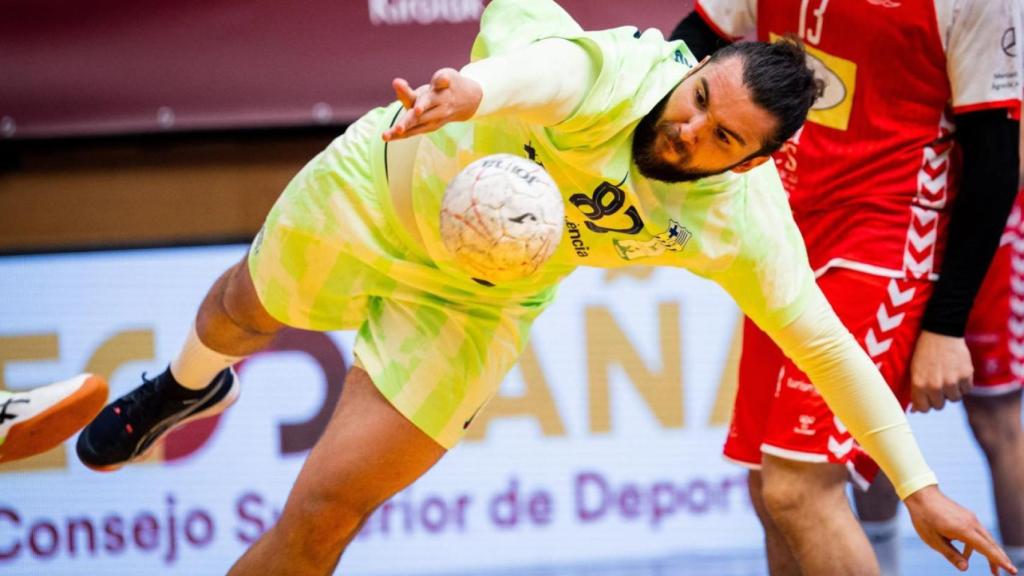 Luis Frade lanza el balón en el Bada Huesca-Barça de balonmano de Copa del Rey