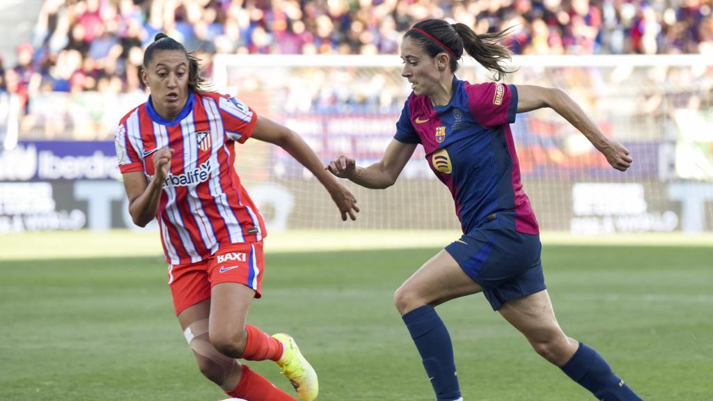 Aitana Bonmatí controla el balón en la final de la Copa de la Reina
