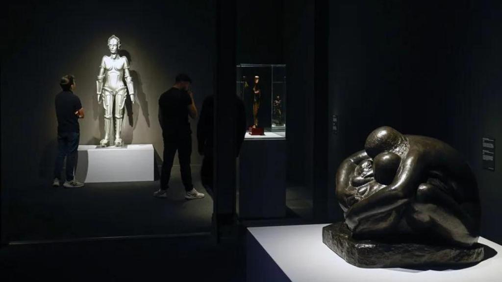 Una sala de la exposición ‘Tiempos inciertos’, con la figura del filme ‘Metrópolis’ de Fritz Lang al fondo.