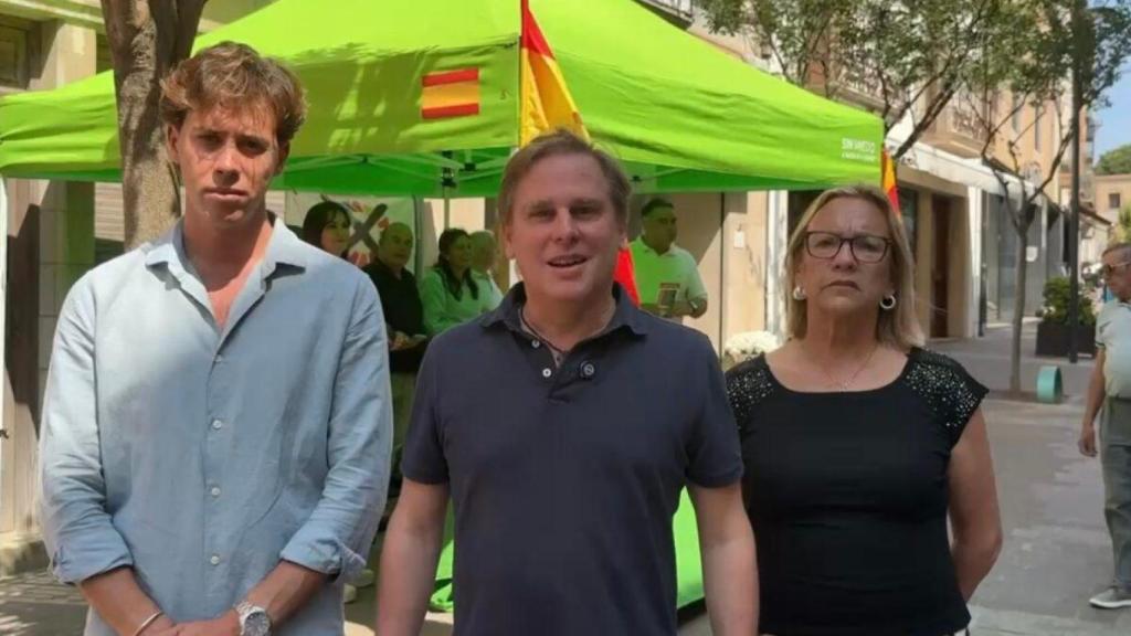 Alberto Tarradas, diputado de Vox en el Parlament, Joan Garriga, portavoz del grupo parlamentario, y Adela García Cerrillo, concejal de Palafrugell (Girona).
