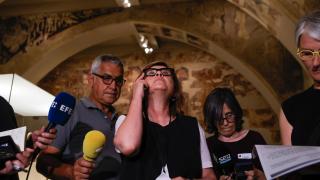 La responsable de restauración del MNAC, mirando los murales de Sijena