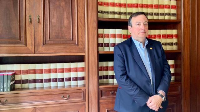 El candidato a decano del Il·lustre Col·legi de l'Advocacia de Barcelona (ICAB), Joan Ramon Ramos, en su despacho de Barcelona