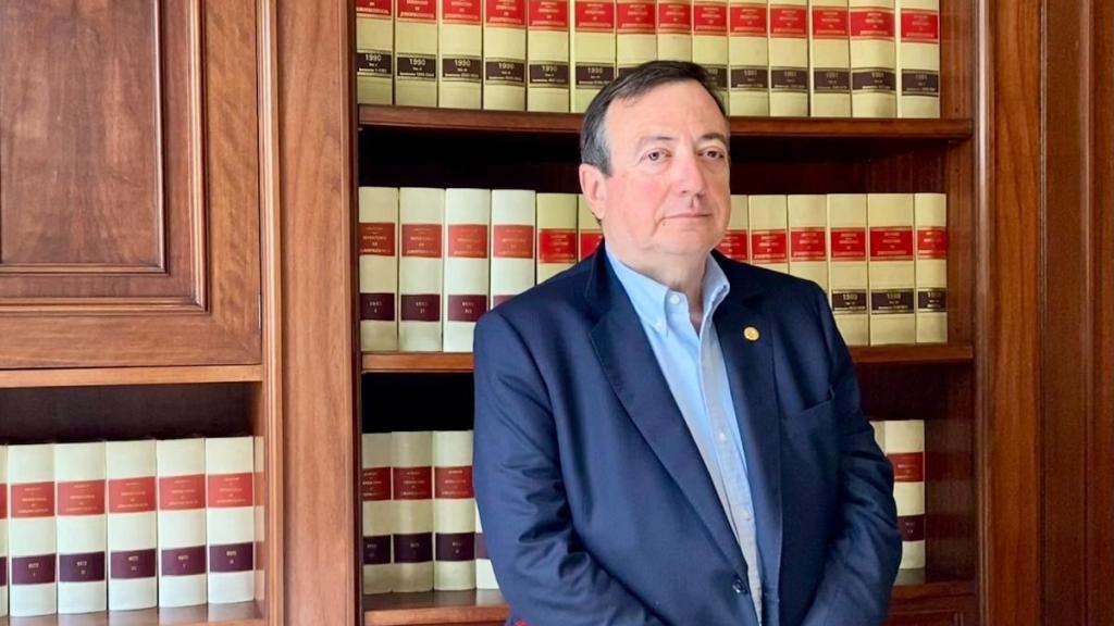 El candidato a decano del Il·lustre Col·legi de l'Advocacia de Barcelona (ICAB), Joan Ramon Ramos, en su despacho de Barcelona