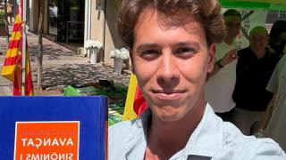 Alberto Tarradas, diputado de Vox en el Parlament, posa en el diccionario que han lanzado en Palafrugell