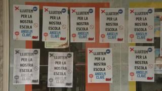 Carteles reivindicativos de la escuela Anselm Clavé de Mollet, que cerrará al acabar el curso
