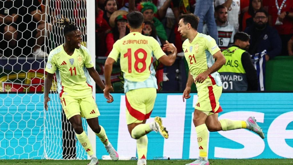 Los jugadores de España celebran el gol de Mikel Oyarzabal en la final de la Nations Legaue