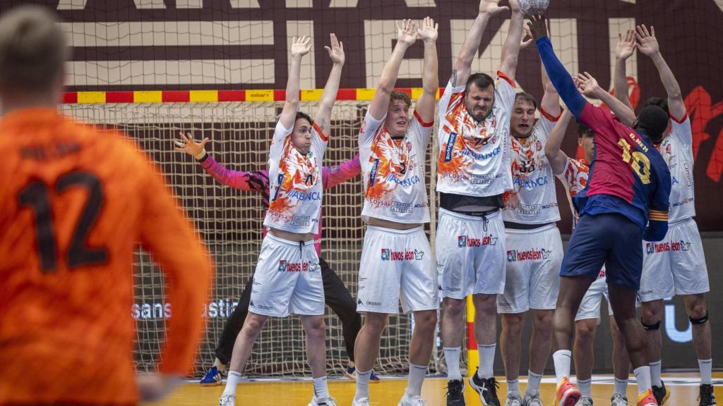 Emil Nielsen observa un tiro de Dika Mem en la final de la Copa del Rey