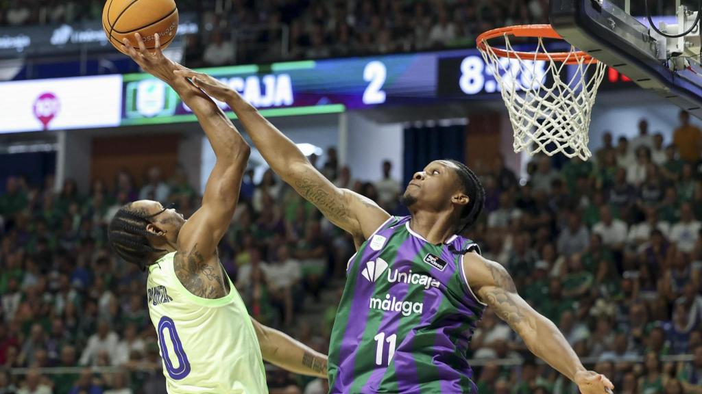 Kevin Punter pugna por encestar una canasta