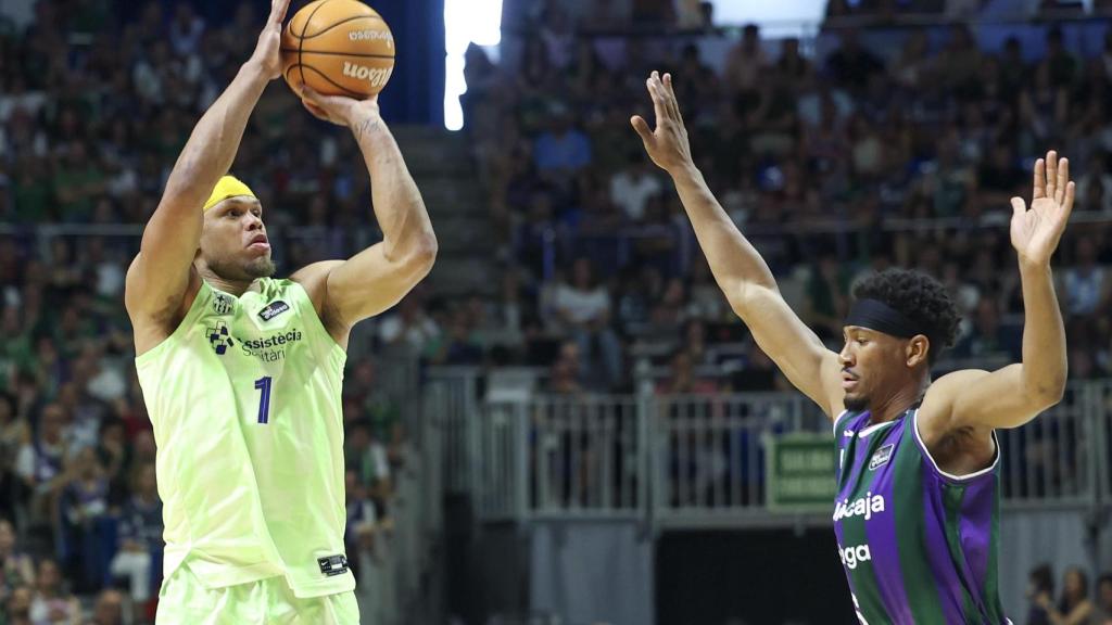 Justin Anderson tira a canasta en el Unicaja-Barça de basket