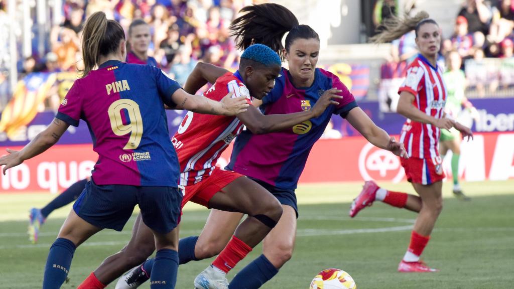 Ingrid Engen lucha por el balón en la final de la Copa de la Reina