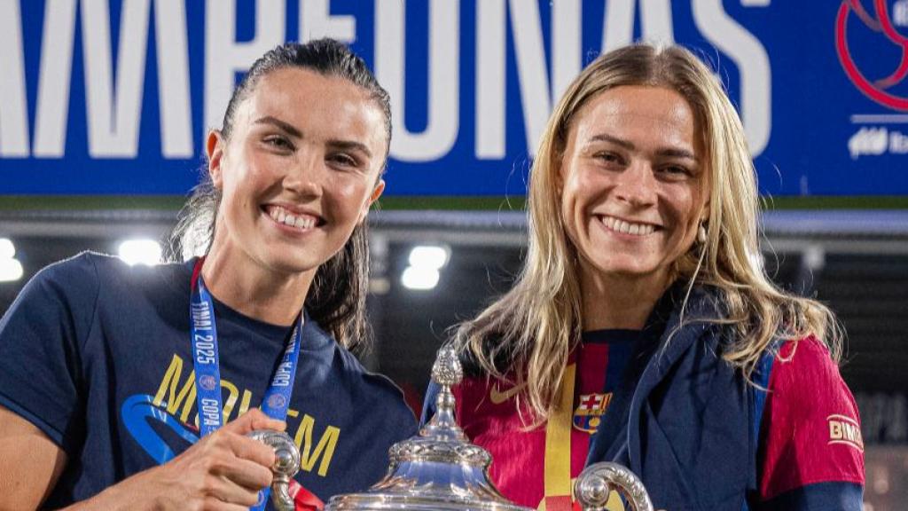 Ingrid Engen y Fridolina Rolfö posan con la Copa de la Reina