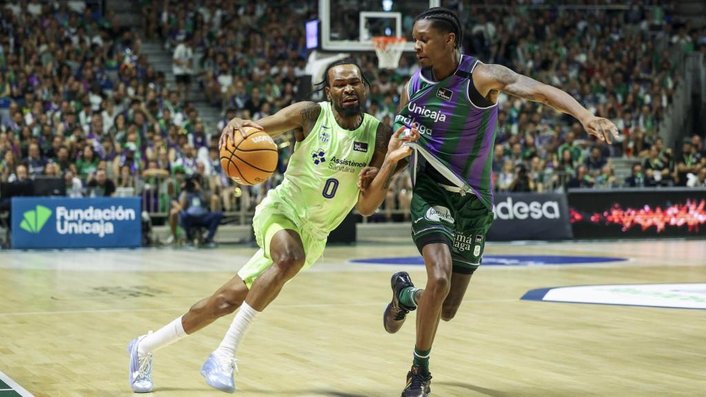 Kevin Punter, defensat per Tyson Carter en l'Unicaja-Barça de bàsquet