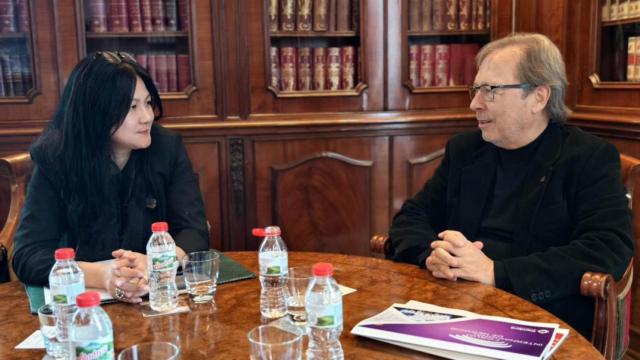 La cónsul general Meng Yuhong con Josep Santacreu, presidente de la Cámara de Comercio