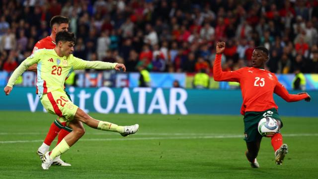 Nuno Mendes rechaza un tiro de Pedri en la final de la Nations League