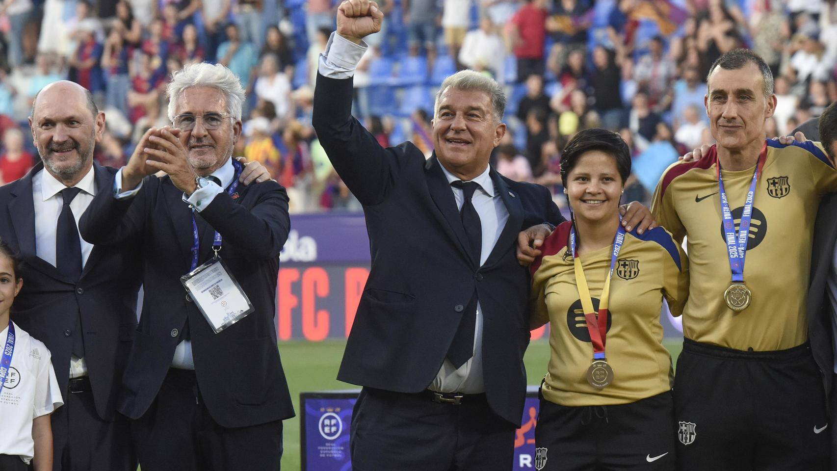 Joan Laporta y Xavier Puig celebran la conquista de la Copa de la Reina con el Barça Femenino