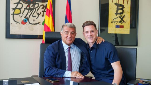 Ter Stegen, sonriente con Joan Laporta tras firmar su renovación hasta 2028