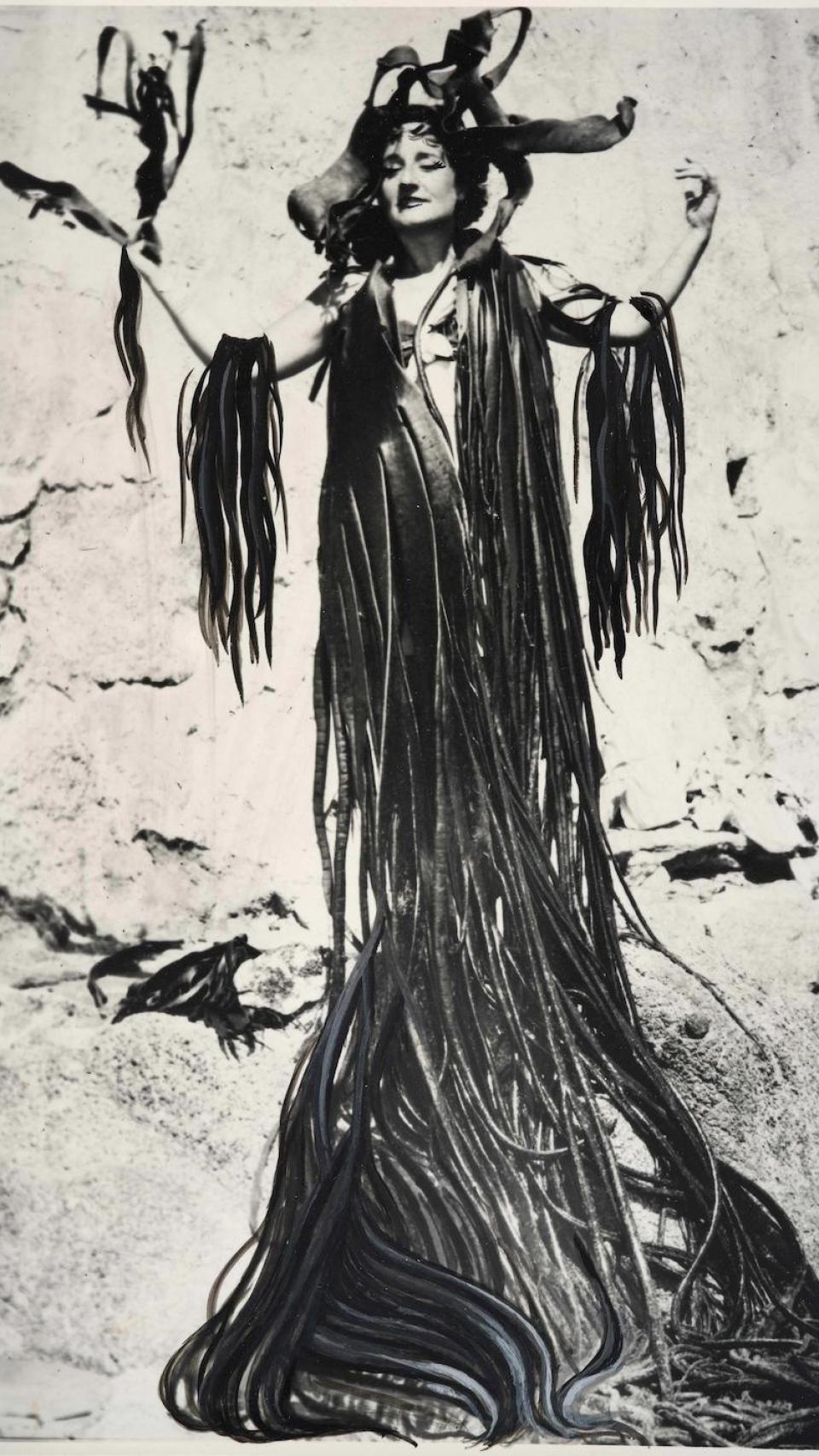 MM3: Maruja Mallo vestida de algas en la playa de El Tabo (Chile), 1945.