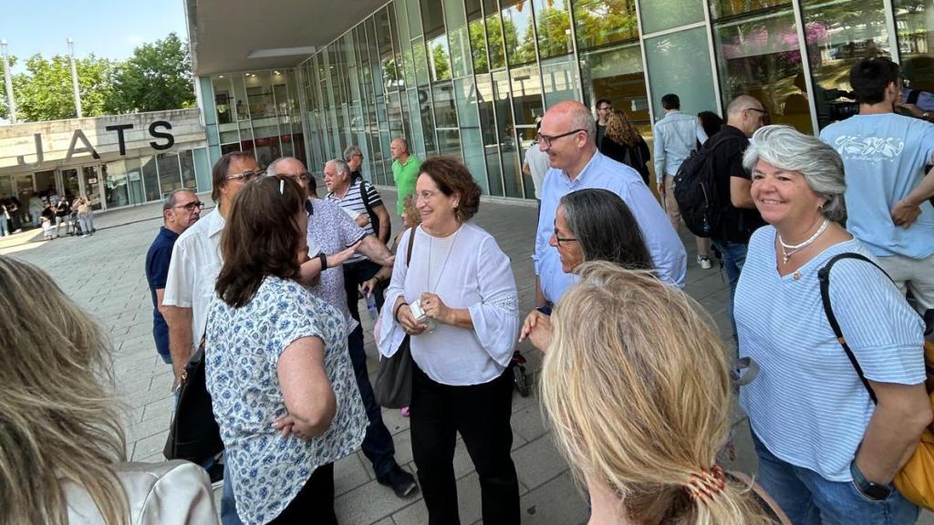 La alcaldesa de Sitges, Aurora Carbonell, a las puertas de los juzgados de Vilanova i la Geltrú acompañada de amigos y miembros de su partido, ERC