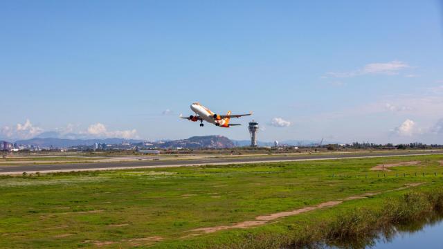 Un avión despegando en el Aeropuerto Josep Tarradellas Barcelona-El Prat