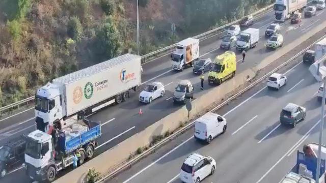 Un accidente en la AP-7 en Barberà del Vallès