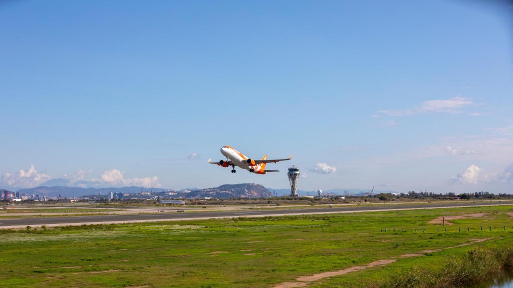 Un avión despega en el Aeroport Josep Tarradellas Barcelona-El Prat