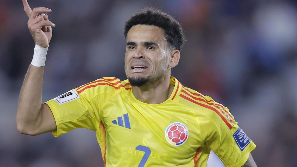 Luis Díaz celebra su golazo en el Argentina-Colombia