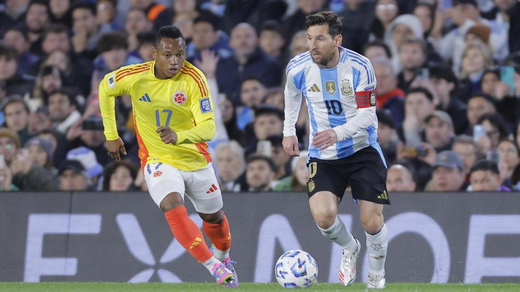Leo Messi, defendido por Jáminton Campaz en el Argentina-Colombia
