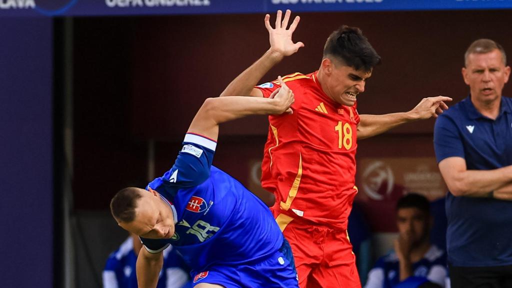 Gerard Martín disputa el balón en el Eslovaquia-España del Europeo sub-21