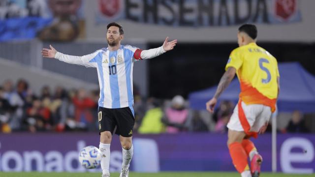Leo Messi se queja de una acción durante el partido Argentina-Colombia de la liguilla sudamericana