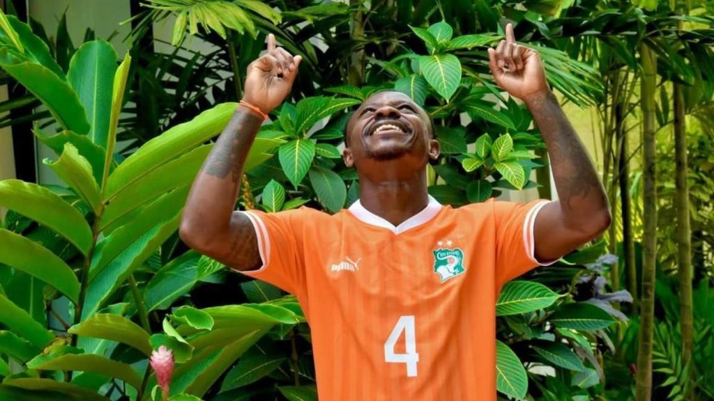 Jean Michael Seri con la camiseta de la selección de Costa de Marfil