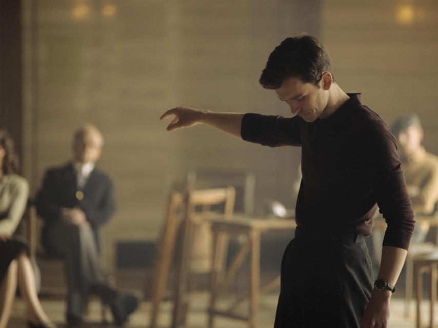 Harry Lawtey en una escena de 'Mr. Burton'